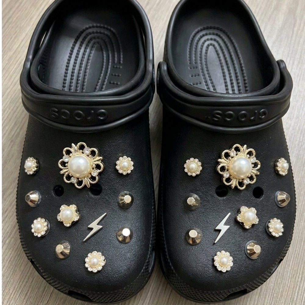 🆕 Jibbitz Shoe Charm Set: Pearl Flower & Gold Stud Charms: Set of 10 charms